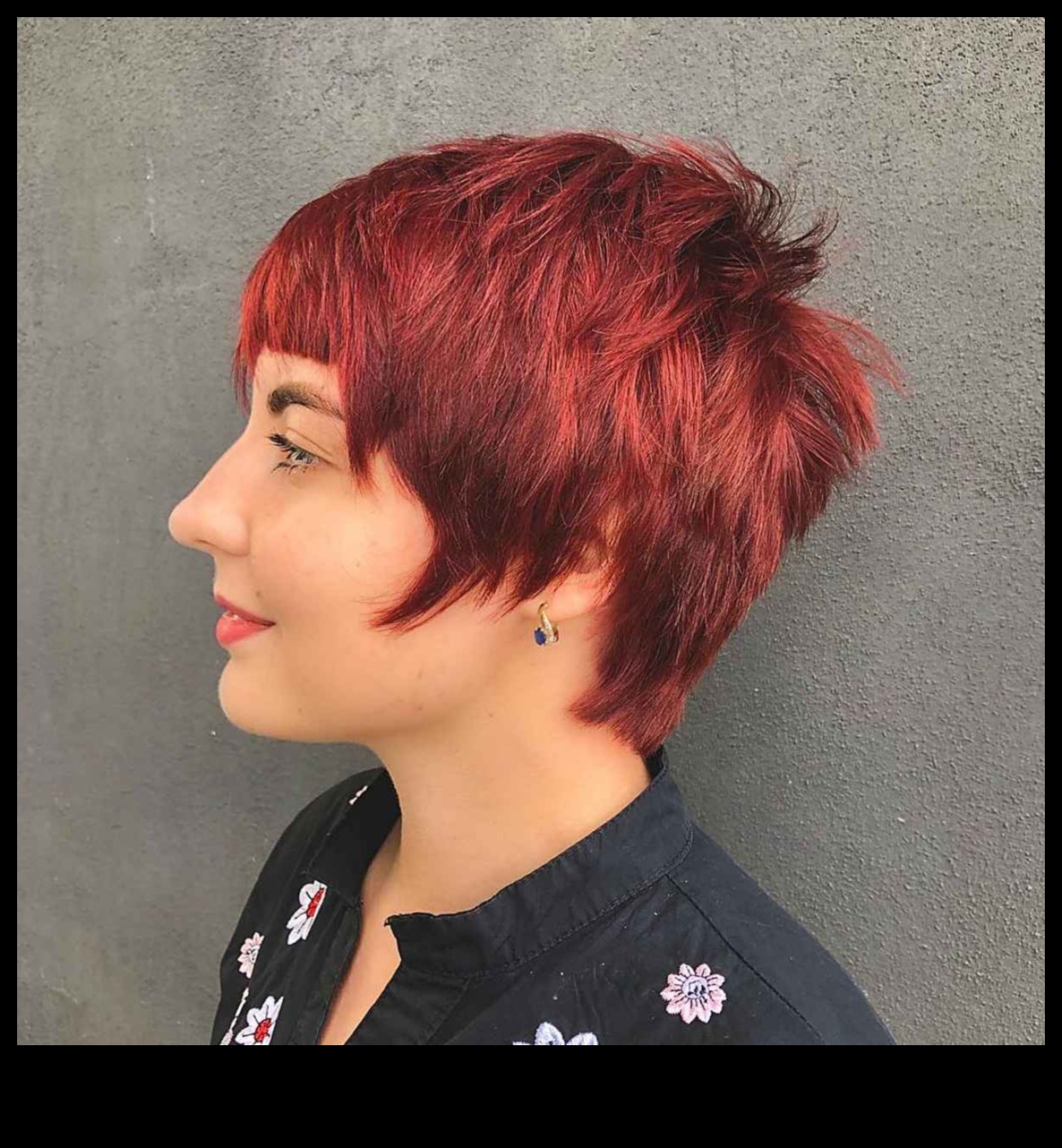 Radiant în roșu: coafuri scurte pentru personalitate înflăcărată