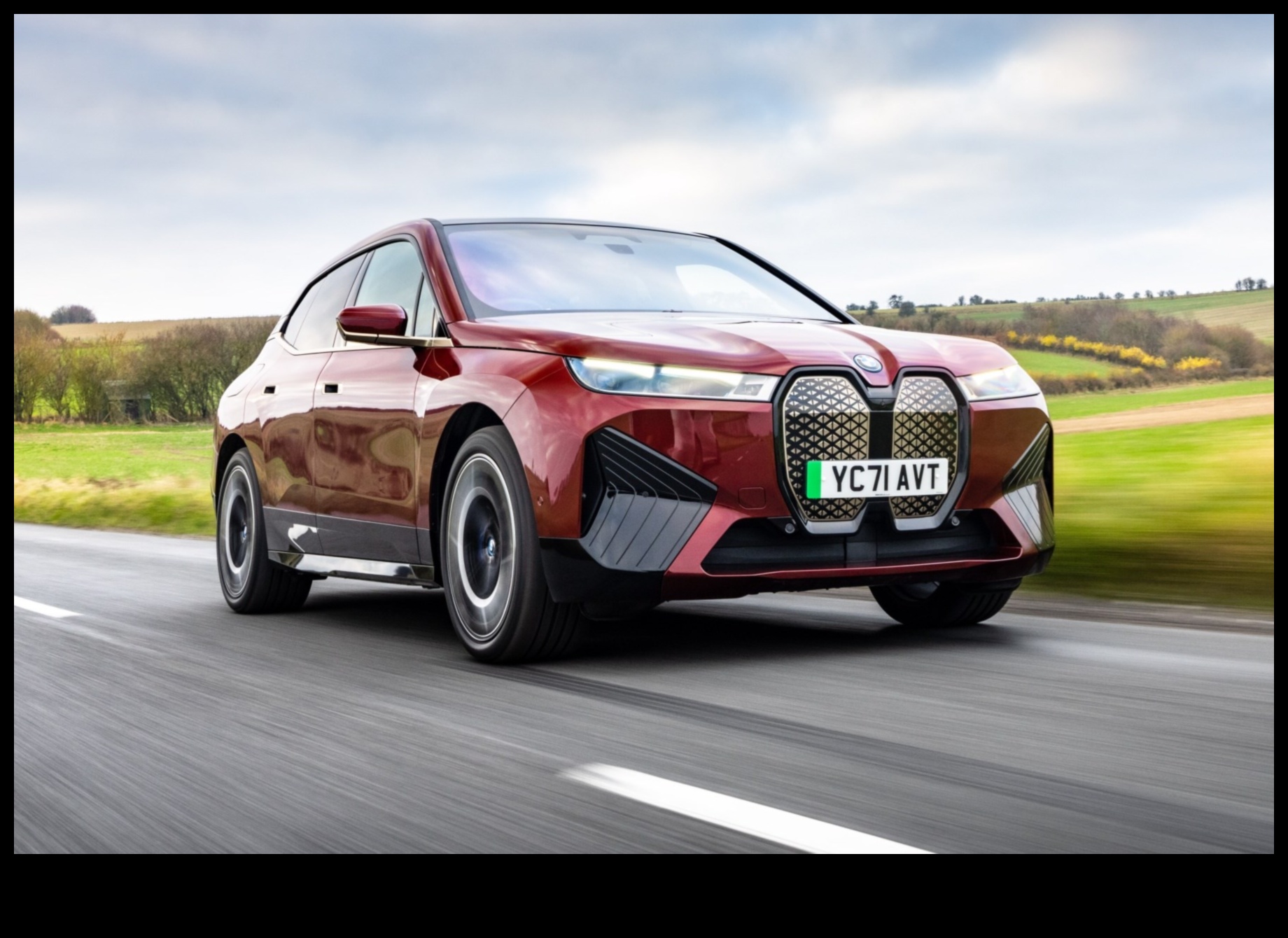 Aprindere inovatoare: Cele mai recente tendințe în designul mașinilor electrice