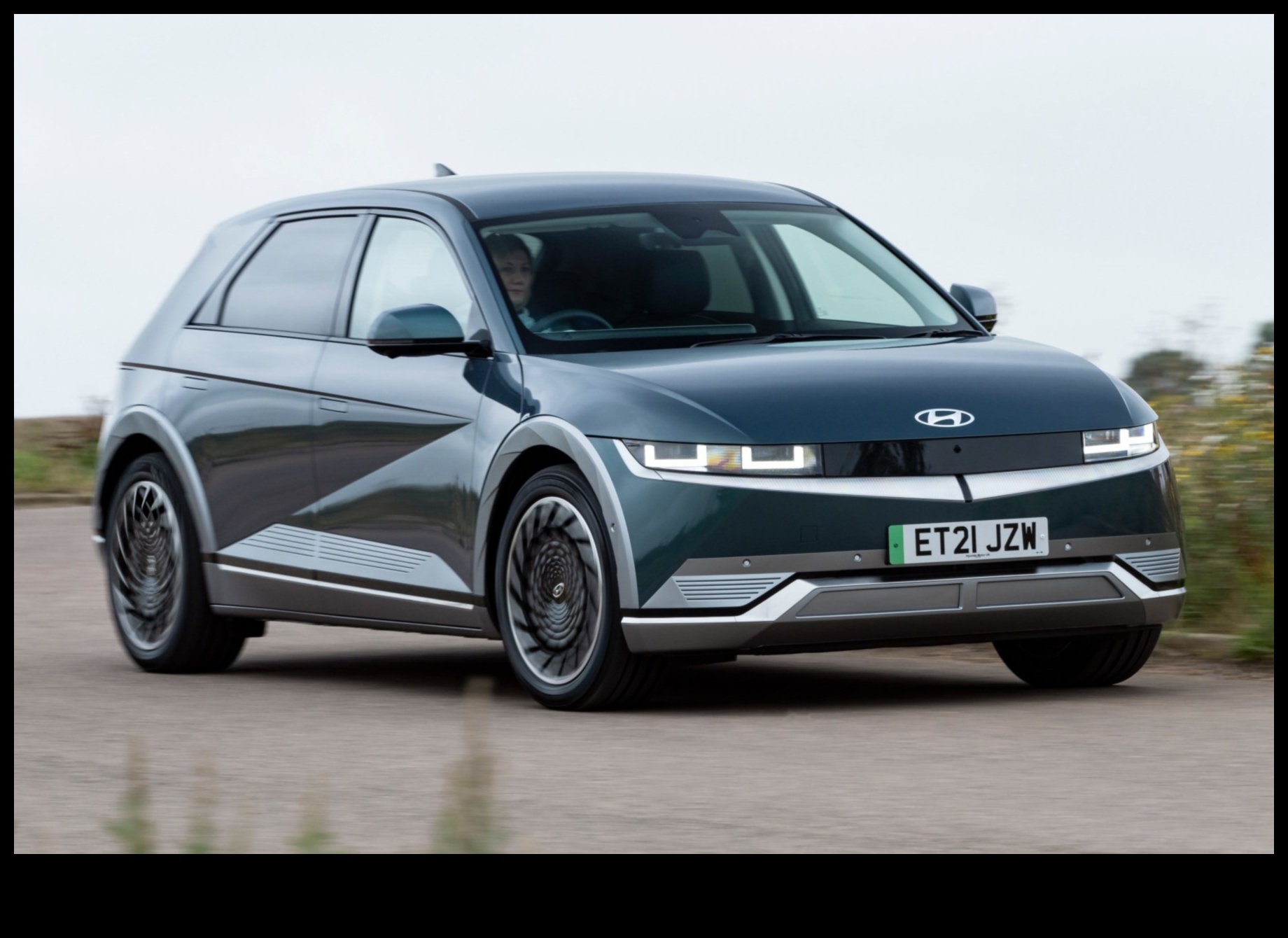 Aprindere inovatoare: Cele mai recente tendințe în designul mașinilor electrice