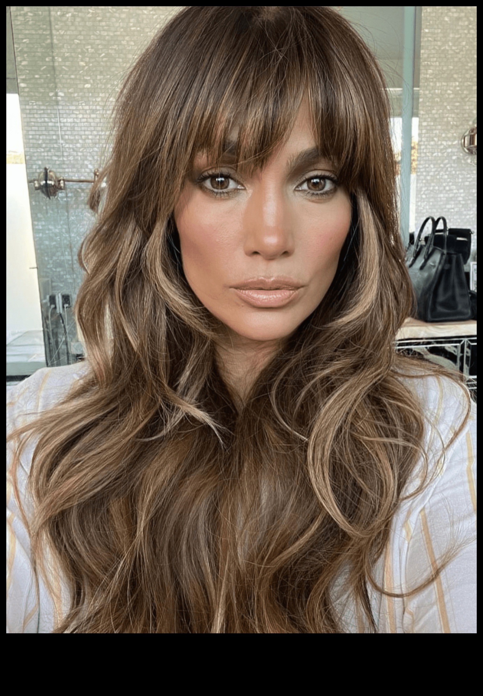 Păr brunet, nu-ți pasă: coafuri fără efort pentru o atmosferă casual