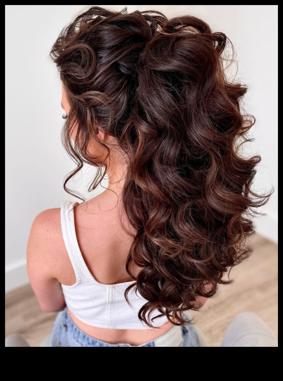 Păr brunet, nu-ți pasă: coafuri fără efort pentru o atmosferă casual